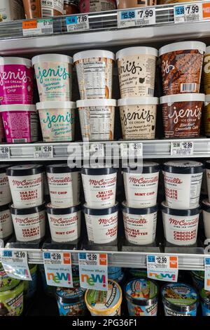 Die Kosten für Eiscreme sind im letzten Jahr, 2023, New York City, USA, deutlich gestiegen Stockfoto