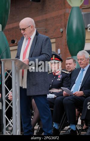 Warrington, Cheshire, Großbritannien. 20. März 2023. Sir John Major, Familien und Dignitries versammeln sich, um sich an den Bombenanschlag in Warrington zu erinnern, auf 30 Jahre. Jonathan Ball (3) und Tim Parry (12) starben und 54 weitere wurden verletzt. Kredit: Mark Lear / Alamy Live News Stockfoto