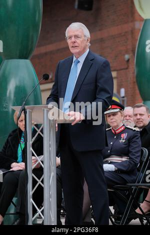 Warrington, Cheshire, Großbritannien. 20. März 2023. Sir John Major, Familien und Dignitries versammeln sich, um sich an den Bombenanschlag in Warrington zu erinnern, auf 30 Jahre. Jonathan Ball (3) und Tim Parry (12) starben und 54 weitere wurden verletzt. Kredit: Mark Lear / Alamy Live News Stockfoto