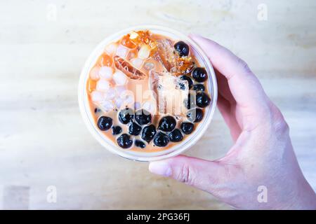 Milchtee oder thai-Tee oder Bubble Tea zum Servieren Stockfoto