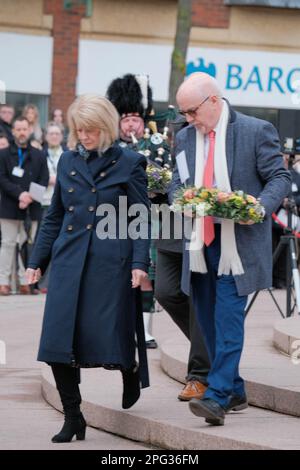 Warrington, Cheshire, Großbritannien. 20. März 2023. Sir John Major, Familien und Dignitries versammeln sich, um sich an den Bombenanschlag in Warrington zu erinnern, auf 30 Jahre. Jonathan Ball (3) und Tim Parry (12) starben und 54 weitere wurden verletzt. Kredit: Mark Lear / Alamy Live News Stockfoto