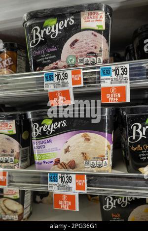 Die Kosten für Eiscreme sind im letzten Jahr, 2023, New York City, USA, deutlich gestiegen Stockfoto