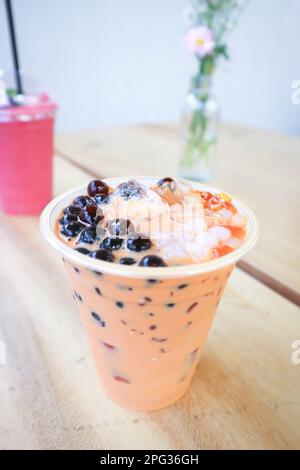 Milchtee oder thai-Tee oder Bubble Tea zum Servieren Stockfoto