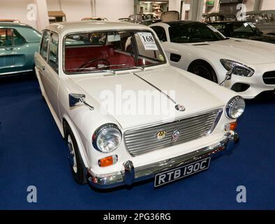 Dreiviertel-Vorderansicht eines Weißen, 1964, Morris 1100, Teil der London Classic Car Auction 2023 in Olympia, London Stockfoto