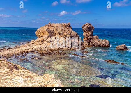 Long Jmal Beach. Rocky Shoreline mit klarem blauen Himmel in Bizerte, Tunesien Stockfoto