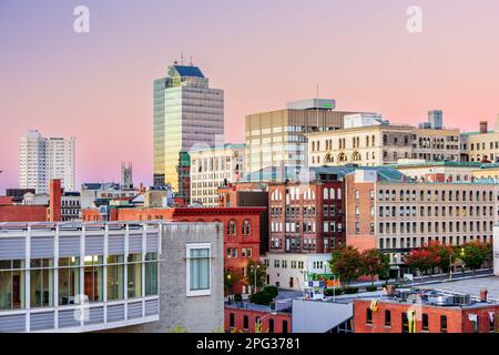 Worcester, Massachusetts, USA Skyline in der Abenddämmerung. Stockfoto