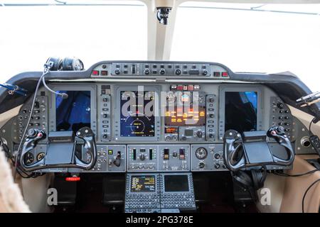 Im Cockpit eines Privatjets Stockfoto