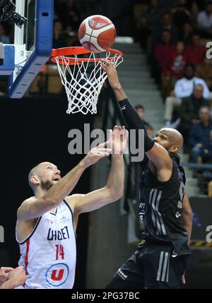 Trelaze, Frankreich. 20. März 2023. Kim TILLIE von Cholet Basket und Alex TYUS von LDLC ASVEL während des French Cup, Top 8, Viertelfinals Basketballspiels zwischen LDLC ASVEL und Cholet Basket am 18. März 2023 in der Arena Loire in Trelaze, Frankreich. Foto: Laurent Lairys/ABACAPRESS.COM Kredit: Abaca Press/Alamy Live News Stockfoto