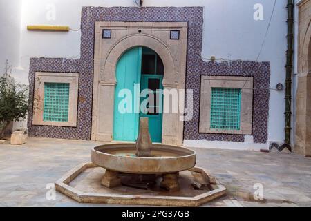 Eine wunderschöne arabische Tür mit zwei Fenstern von einem Haus im antiken arabischen Stil Stockfoto