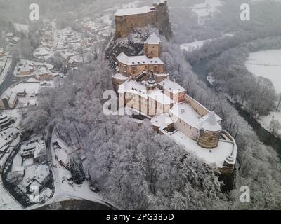 Ein Luftblick auf die Burg Orava auf einem verschneiten Berg in der Slowakei Stockfoto
