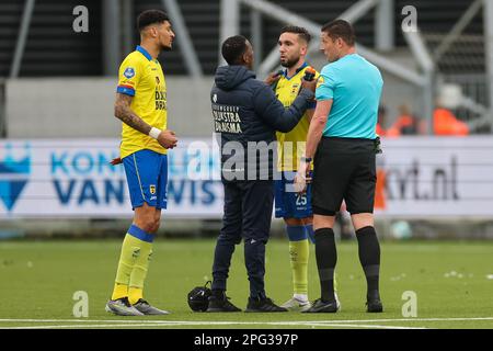 ROTTERDAM, NIEDERLANDE – MÄRZ 19: Verletzung Mimoun Mahi von SC Cambuur, beobachtet von Bjorn Johnsen von SC Cambuur und Schiedsrichter Jeroen Manschot während des DUT Stockfoto