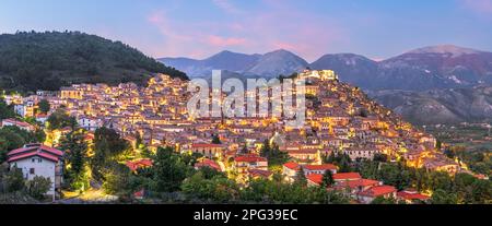 Morano Calabro, Italien, auf einem Hügel gelegene Stadt in der Provinz Cosenza in der Region Kalabrien bei Dämmerung. Stockfoto