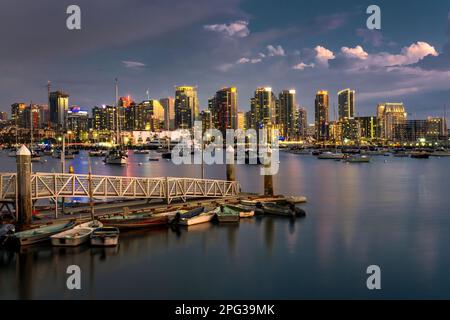San Diego Skyline und Hafen bei Nacht, Kalifornien Stockfoto