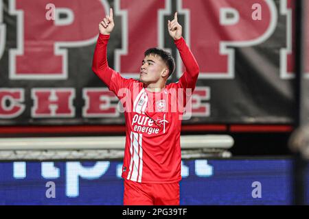 ENSCHEDE, NIEDERLANDE - MÄRZ 19: Manfred Ugalde vom FC Twente feiert das erste Tor beim niederländischen Eredivisie-Spiel zwischen dem FC Twente und AZ AT Stockfoto