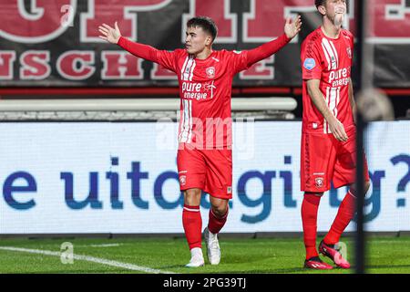 ENSCHEDE, NIEDERLANDE - MÄRZ 19: Manfred Ugalde vom FC Twente feiert das erste Tor beim niederländischen Eredivisie-Spiel zwischen dem FC Twente und AZ AT Stockfoto