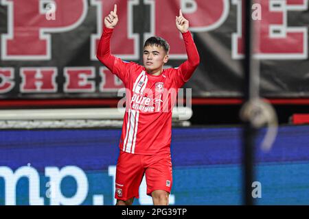 ENSCHEDE, NIEDERLANDE - MÄRZ 19: Manfred Ugalde vom FC Twente feiert das erste Tor beim niederländischen Eredivisie-Spiel zwischen dem FC Twente und AZ AT Stockfoto