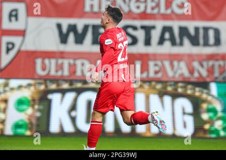 ENSCHEDE, NIEDERLANDE - MÄRZ 19: Manfred Ugalde vom FC Twente feiert das erste Tor beim niederländischen Eredivisie-Spiel zwischen dem FC Twente und AZ AT Stockfoto