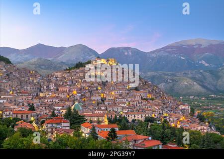 Morano Calabro, Italien, auf einem Hügel gelegene Stadt in der Provinz Cosenza in der Region Kalabrien bei Dämmerung. Stockfoto