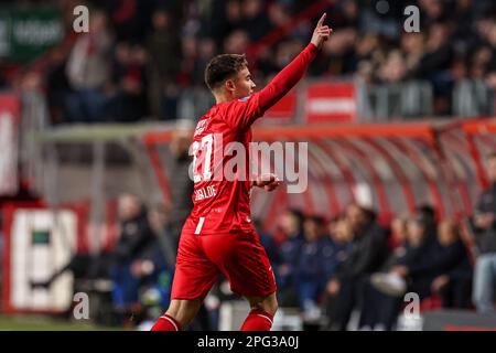 ENSCHEDE, NIEDERLANDE - MÄRZ 19: Manfred Ugalde vom FC Twente feiert das zweite Tor beim niederländischen Eredivisie-Spiel zwischen dem FC Twente und AZ AT Stockfoto