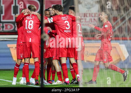 ENSCHEDE, NIEDERLANDE - MÄRZ 19: Manfred Ugalde vom FC Twente, Spieler des FC Twente feiern das zweite Tor beim niederländischen Eredivisie-Spiel Stockfoto