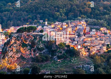 Das Dorf Novara di Sicilia, Sizilien, Italien in der Dämmerung. Stockfoto