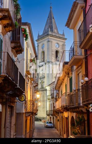 Novara di Sicilia, Sizilien, Italien mit Duomo di Novara di Sicilia bei Tagesanbruch. Stockfoto