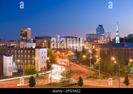 Die Skyline von Worcester, Massachusetts, USA, in der Abenddämmerung. Stockfoto