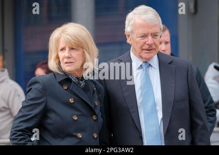Warrington, Cheshire, Großbritannien. 20. März 2023. Sir John Major, Familien und Dignitries versammeln sich, um sich an den Bombenanschlag in Warrington zu erinnern, auf 30 Jahre. Jonathan Ball (3) und Tim Parry (12) starben und 54 weitere wurden verletzt. Kredit: Mark Lear / Alamy Live News Stockfoto