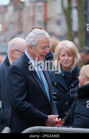 Warrington, Cheshire, Großbritannien. 20. März 2023. Sir John Major, Familien und Dignitries versammeln sich, um sich an den Bombenanschlag in Warrington zu erinnern, auf 30 Jahre. Jonathan Ball (3) und Tim Parry (12) starben und 54 weitere wurden verletzt. Kredit: Mark Lear / Alamy Live News Stockfoto