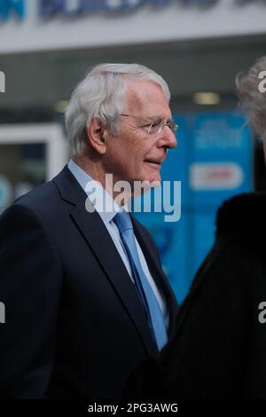 Warrington, Cheshire, Großbritannien. 20. März 2023. Sir John Major, Familien und Dignitries versammeln sich, um sich an den Bombenanschlag in Warrington zu erinnern, auf 30 Jahre. Jonathan Ball (3) und Tim Parry (12) starben und 54 weitere wurden verletzt. Kredit: Mark Lear / Alamy Live News Stockfoto