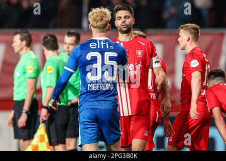 ENSCHEDE, NIEDERLANDE - MÄRZ 19: Mexx Meerdink aus AZ, Robin Propper vom FC Twente während des niederländischen Eredivisie-Spiels zwischen FC Twente und AZ in Grolsc Stockfoto