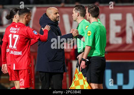 ENSCHEDE, NIEDERLANDE - MÄRZ 19: Cheftrainer Pascal Jansen von AZ, stellvertretender Schiedsrichter Rogier Honig während des niederländischen Eredivisie-Spiels zwischen dem FC Twente A. Stockfoto