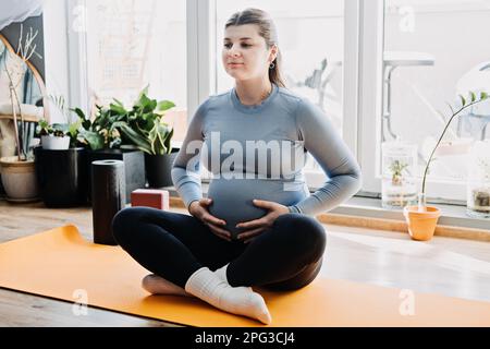 Pränatales Yoga für Schwangere die Rolle des Trainings bei der Vorbereitung auf die Geburt, der Geburt, einschließlich der Vorteile des Beckenbodens Stockfoto