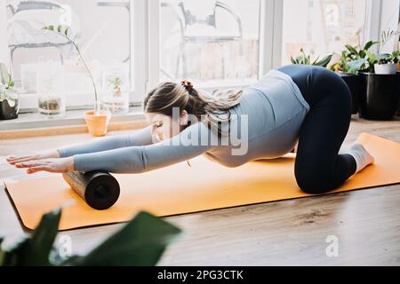 Pränatales Yoga für Schwangere die Rolle des Trainings bei der Vorbereitung auf die Geburt, der Geburt, einschließlich der Vorteile des Beckenbodens Stockfoto