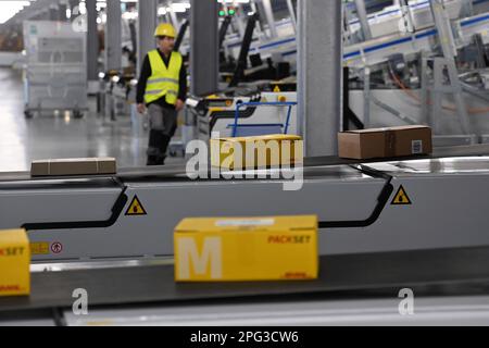 Deutsche Post DHL nahm am 20. März 2023 den größten Paketstandort Deutschlands in Betrieb. Bearbeitung von bis zu 72.000 Paketen pro Stunde im Aschheim II-Paketzentrum bei München. Pakete auf Bändern. ? Stockfoto