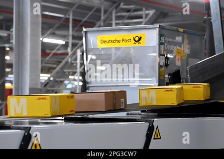 Deutsche Post DHL nahm am 20. März 2023 den größten Paketstandort Deutschlands in Betrieb. Bearbeitung von bis zu 72.000 Paketen pro Stunde im Aschheim II-Paketzentrum bei München. Pakete auf Bändern. ? Stockfoto