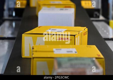 Deutsche Post DHL nimmt am 20. März 2023 den größten Paketstandort Deutschlands in Betrieb. Bearbeitung von bis zu 72.000 Paketen pro Stunde im Aschheim II-Paketzentrum bei München. Pakete auf Bändern. ? Stockfoto