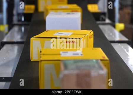 Deutsche Post DHL nimmt am 20. März 2023 den größten Paketstandort Deutschlands in Betrieb. Bearbeitung von bis zu 72.000 Paketen pro Stunde im Aschheim II-Paketzentrum bei München. Pakete auf Bändern. ? Stockfoto