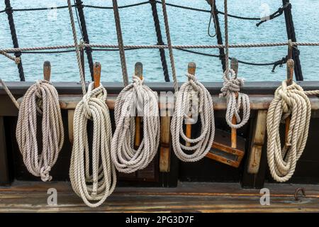 Anlegeseile auf dem Deck von San Salvador, einem historischen Segelschiff in San Diego Stockfoto