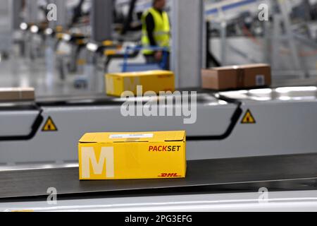 Deutsche Post DHL nimmt am 20. März 2023 den größten Paketstandort Deutschlands in Betrieb. Bearbeitung von bis zu 72.000 Paketen pro Stunde im Aschheim II-Paketzentrum bei München. Pakete auf Bändern. ? Stockfoto