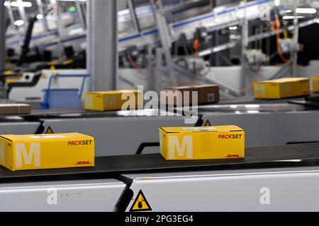 Deutsche Post DHL nahm am 20. März 2023 den größten Paketstandort Deutschlands in Betrieb. Bearbeitung von bis zu 72.000 Paketen pro Stunde im Aschheim II-Paketzentrum bei München. Pakete auf Bändern. ? Stockfoto