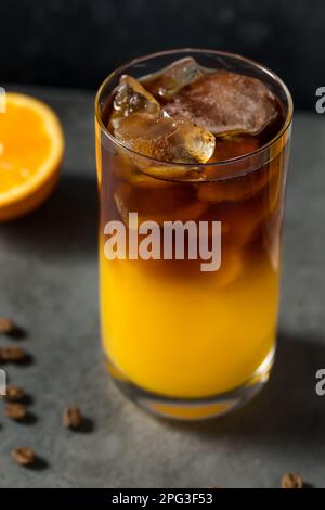 Kalter erfrischender Orangensaft und Kaffeegetränk mit Eis Stockfoto