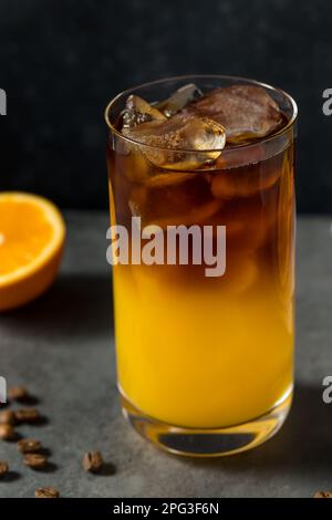 Kalter erfrischender Orangensaft und Kaffeegetränk mit Eis Stockfoto