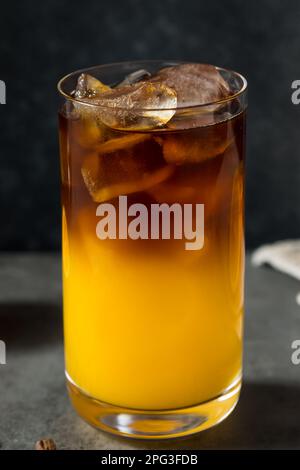 Kalter erfrischender Orangensaft und Kaffeegetränk mit Eis Stockfoto