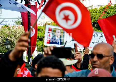 Tunis, Tunesien. 20. März 2023. Tunis, Tunesien. 20. März 2023 Die Tunesier feiern den 67. Jahrestag des Unabhängigkeitstages Tunesiens in der Habib Bourguiba Avenue der Hauptstadt Tunis. Die Teilnehmer warfen mehrere Banner zur Unterstützung von Präsident Kais Saied auf und schwenkten gleichzeitig tunesische Flaggen. Kredit: ZUMA Press, Inc./Alamy Live News Stockfoto