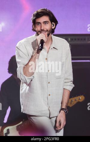 Sänger Alvaro Soler tritt während des Cadena 100 Festivals im Wizcenter in Madrid auf. (Foto: Atilano Garcia / SOPA Images / Sipa USA) Stockfoto