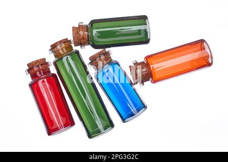 Viele gefüllte Glasflaschen auf isoliertem Hintergrund Stockfoto