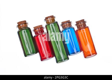 Viele gefüllte Glasflaschen auf isoliertem Hintergrund Stockfoto