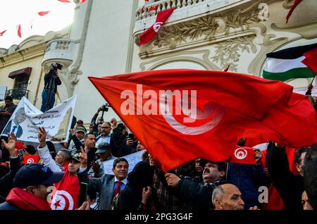 Tunis, Tunesien. 20. März 2023. Tunis, Tunesien. 20. März 2023 Die Tunesier feiern den 67. Jahrestag des Unabhängigkeitstages Tunesiens in der Habib Bourguiba Avenue der Hauptstadt Tunis. Die Teilnehmer warfen mehrere Banner zur Unterstützung von Präsident Kais Saied auf und schwenkten gleichzeitig tunesische Flaggen. Kredit: ZUMA Press, Inc./Alamy Live News Stockfoto