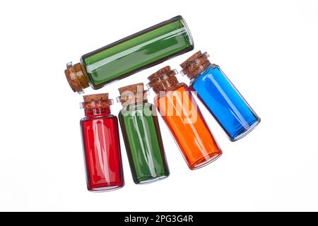 Viele gefüllte Glasflaschen auf isoliertem Hintergrund Stockfoto